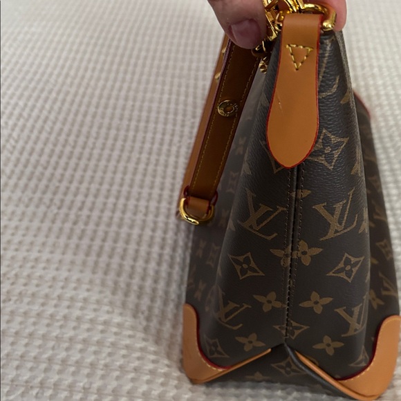 Fashion Shoulder Bag with Tan Accents and beautiful gold hardware - Picture 8 of 9